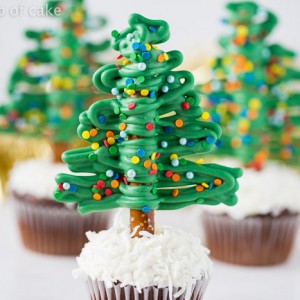 How to make easy Christmas Tree Cupcakes using Pretzels! So fun!