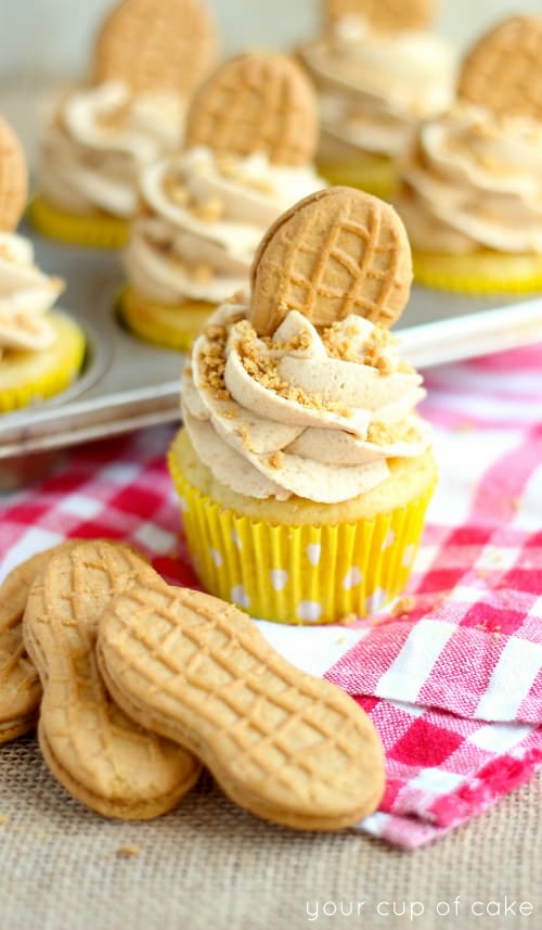 Easy Nutter Butter Banana Cupcakes!