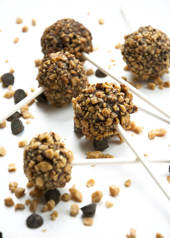 Fudge Brownie Pops with Toffee Bits | The Housewife in Training Files