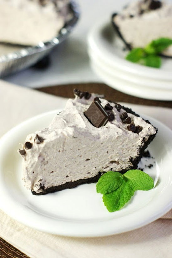 No-Bake Mint Chocolate Chip Pie | The Kitchen is my Playground