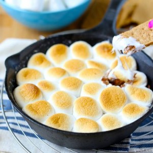 Reese's Cup S'mores dip with only 3 ingredients! I'm obsessed with this chocolate peanut butter goodness!