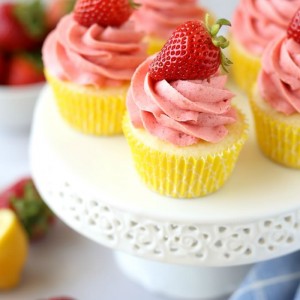 These gorgeous Strawberry Lemonade Cupcakes are perfect for summer