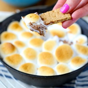 Reese's Cup S'mores dip with only 3 ingredients! I'm obsessed with this chocolate peanut butter goodness!