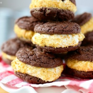 S'mOREOs! A homemade Oreo with marshmallow cream cheese filling and graham cracker crumbs, so perfect for summer!