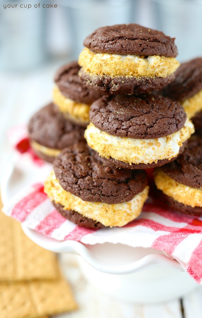 S'mOREOs! A homemade Oreo with marshmallow cream cheese filling and graham cracker crumbs, so perfect for summer! 