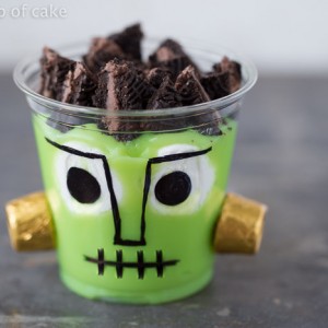 Frankenstein Pudding Cups using banana pudding, Oreos and Rolos!