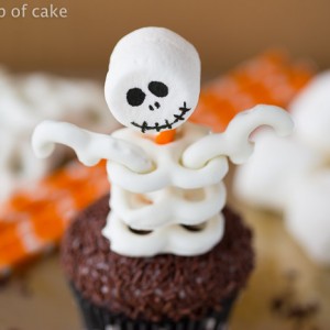 Skeleton Cupcakes for Halloween made with pretzels and marshmallows, so fun!
