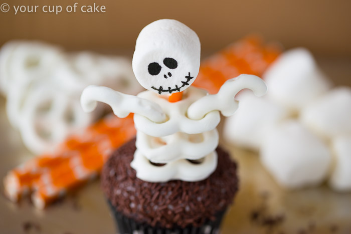 Skeleton Cupcakes for Halloween made with pretzels and marshmallows, so fun! 