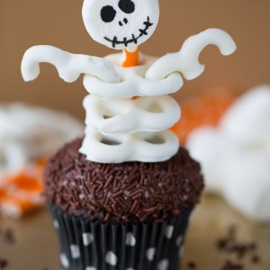 Skeleton Cupcakes for Halloween made with pretzels and marshmallows, so fun!