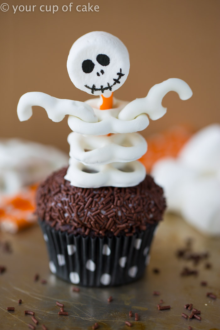 Skeleton Cupcakes for Halloween made with pretzels and marshmallows, so fun!