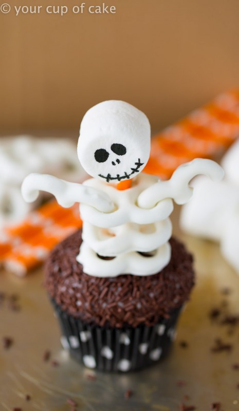 Skeleton Cupcakes for Halloween made with pretzels and marshmallows, so fun!