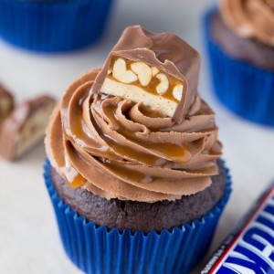 Snickers Cupcakes with chocolate peanut butter frosting! These are SO good!