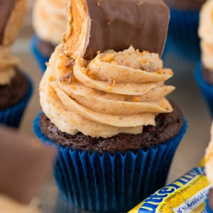 Butterfinger Blizzard Cupcakes! This recipe is SO GOOD! I just want to eat the frosting on everything!