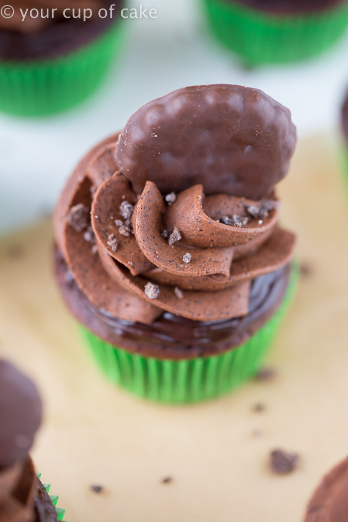Thin Mint Fudge Cupcakes, oh my! And this recipe is so easy! 