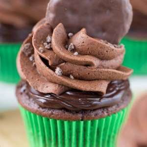 Thin Mint Fudge Cupcakes, oh my! And this recipe is so easy!