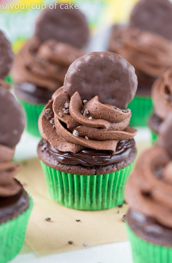 Thin Mint Fudge Cupcakes, oh my! And this recipe is so easy! 