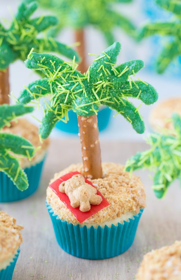 Cute Palm Tree Cupcakes for a show stopper dessert this summer!