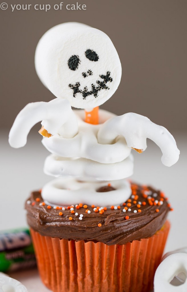 How to make Easy Skeleton Cupcakes for Halloween, so cute!