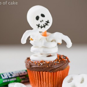 How to make Easy Skeleton Cupcakes for Halloween, so cute!