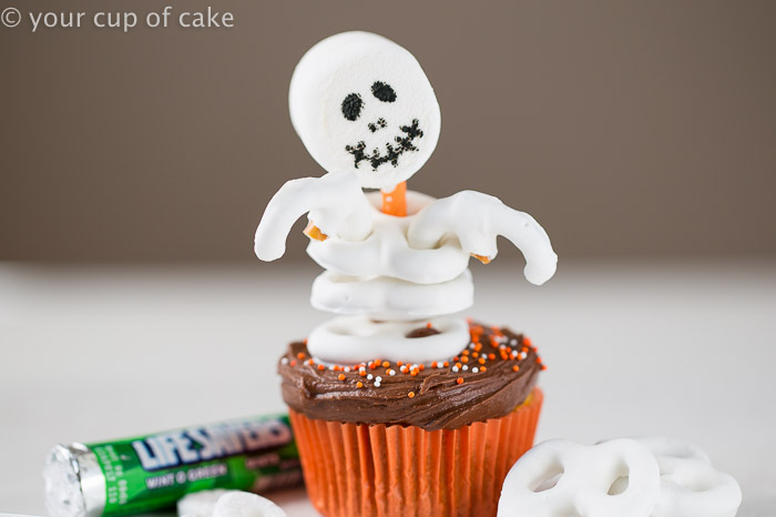 How to make Easy Skeleton Cupcakes for Halloween, so cute!