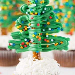 How to make easy Christmas Tree Cupcakes using Pretzels! So fun!