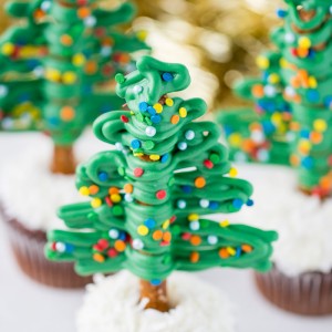 How to make easy Christmas Tree Cupcakes using Pretzels! So fun!