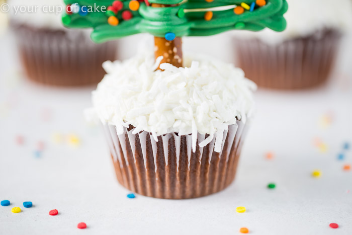 How to make easy Christmas Tree Cupcakes using Pretzels! So fun! 