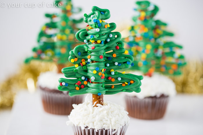 How to make easy Christmas Tree Cupcakes using Pretzels! So fun! 