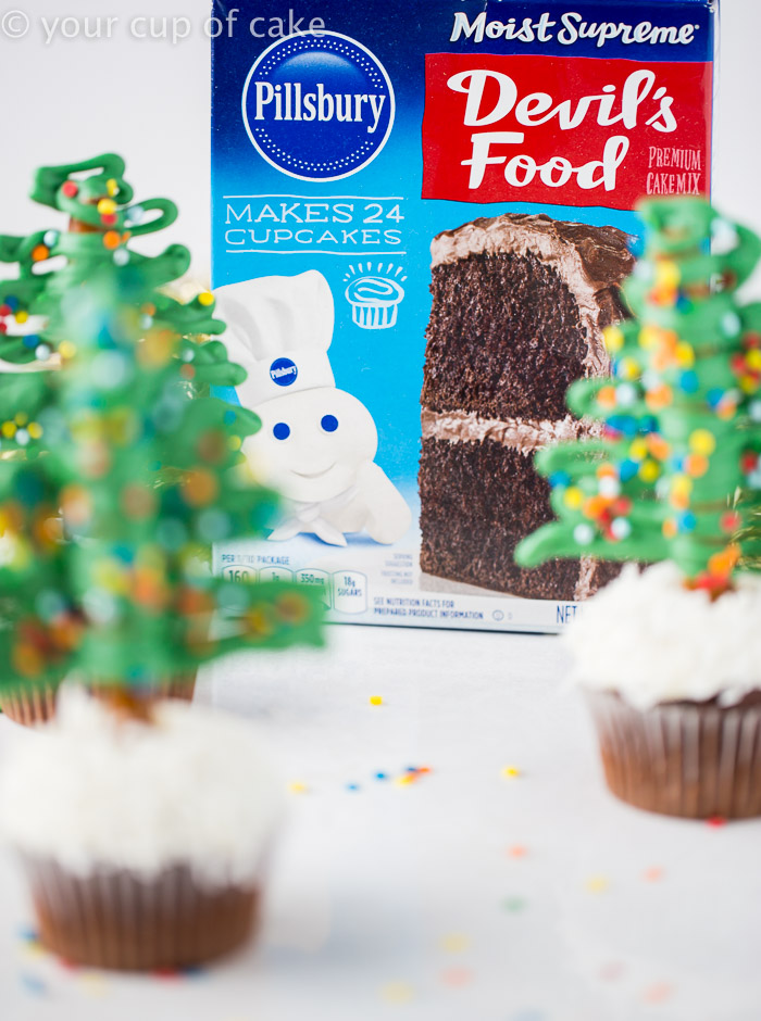 How to make easy Christmas Tree Cupcakes using Pretzels! So fun! 