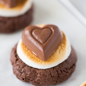 Only 5 ingredients to these Melting Heart Marshmallow Cookies for Valentine's Day!