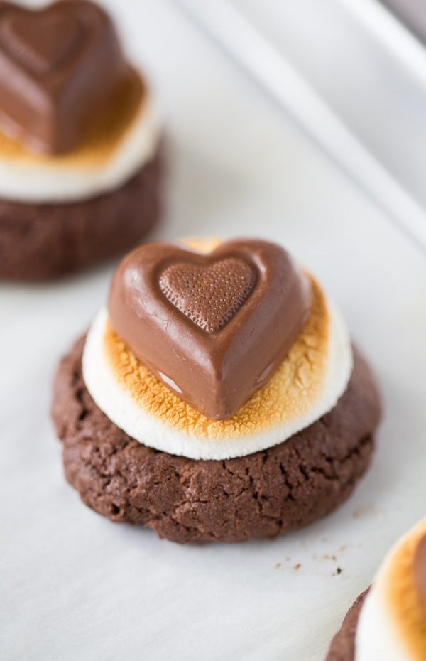 Only 5 ingredients to these Melting Heart Marshmallow Cookies for Valentine's Day!