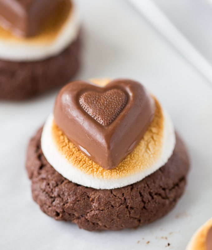 Only 5 ingredients to these Melting Heart Marshmallow Cookies for Valentine's Day!