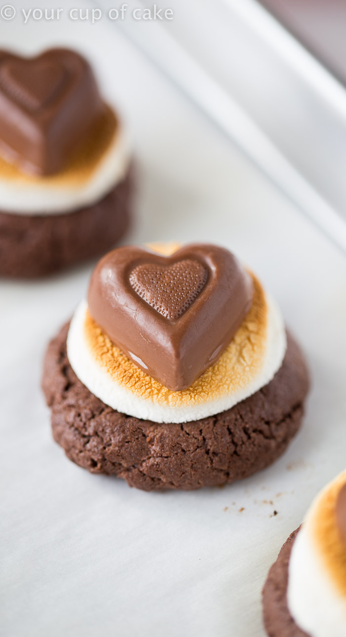 Only 5 ingredients to these Melting Heart Marshmallow Cookies for Valentine's Day! 