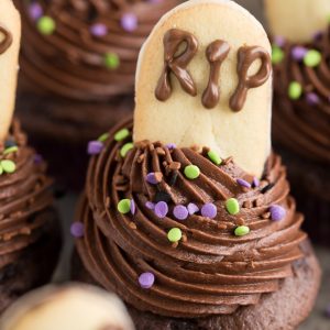 Easy to make Graveyard Cupcakes