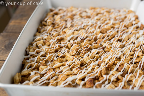 Gingerbread Chex Mix for Christmas parties and easy gifts! DIY