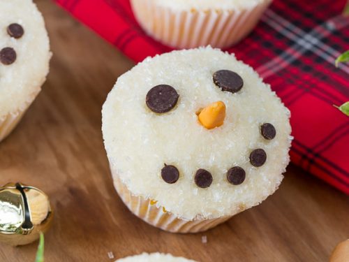 Easy to Make Snowman Cupcakes {Christmas Cupcake Decorating} - Your Cup of  Cake