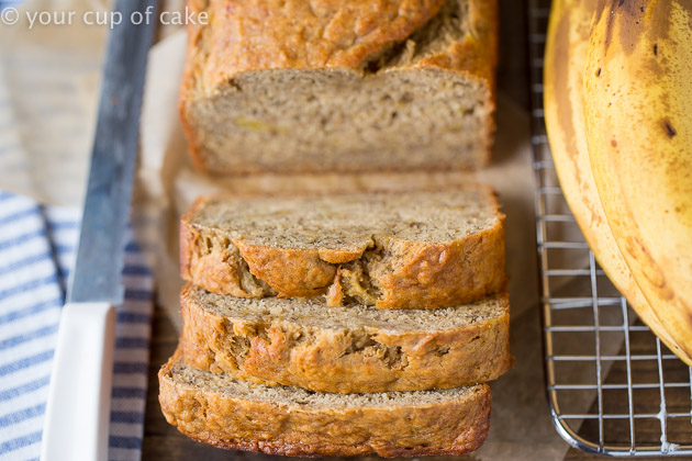 This is INCREDIBLE Skinny Banana Bread recipe with low sugar and low fat! Love this healthy recipe!