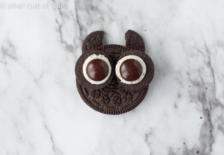 How to make bats out of Oreos