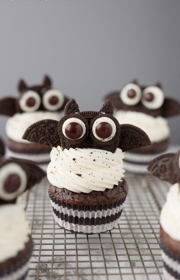 Oreo Bat Cupcakes for Halloween, cute, spooky and kid friendly!