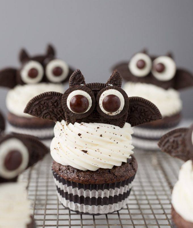 Oreo Bat Cupcakes for Halloween, cute, spooky and kid friendly!