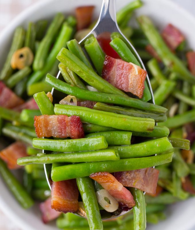 My FAVORITE side dish to make Bacon Garlic Green Beans