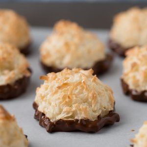 These Coconut Macaroons are SO easy to make! Love this recipe! And they're GLUTEN FREE!