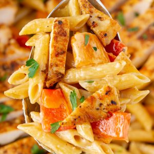 LOVE this easy recipe! One Pot Creamy Cajun Chicken Alfredo