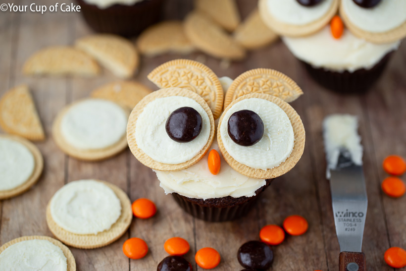 Cupcake Decorating with Kids! These Easy Oreo Owl Cupcakes are so cute!