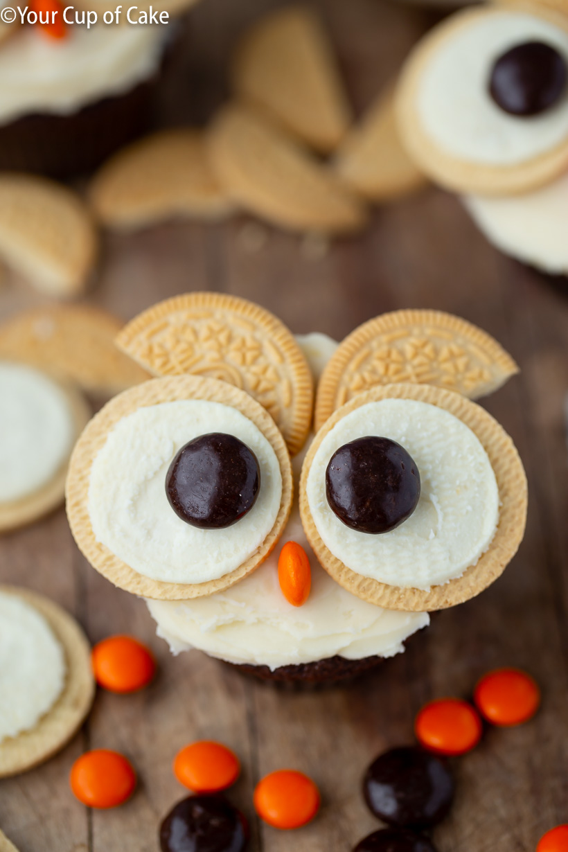 Love this cupcake decorating idea for kids, Easy Oreo Owl Cupcakes! 