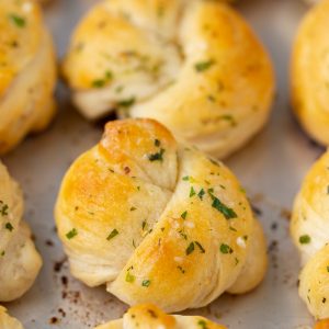 How to make Easy Restaurant Style Garlic Knots