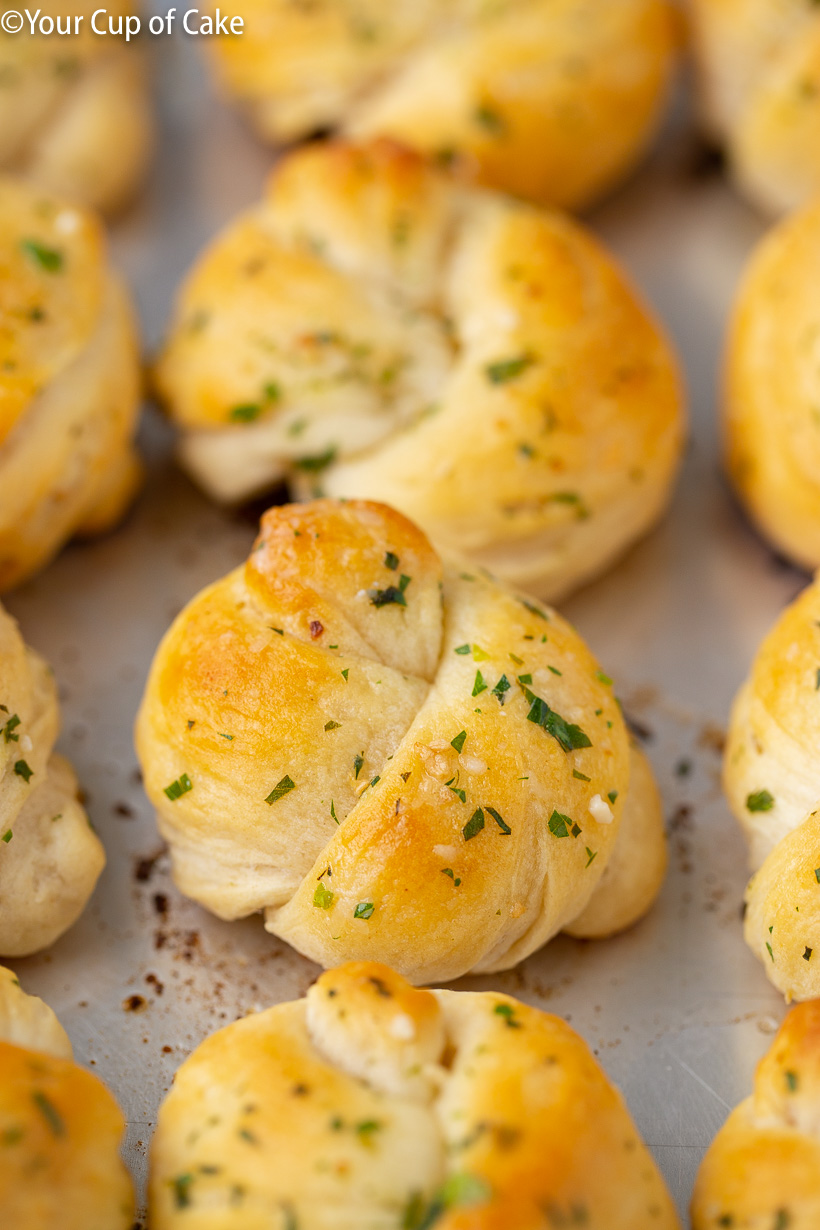 How to make Easy Restaurant Style Garlic Knots