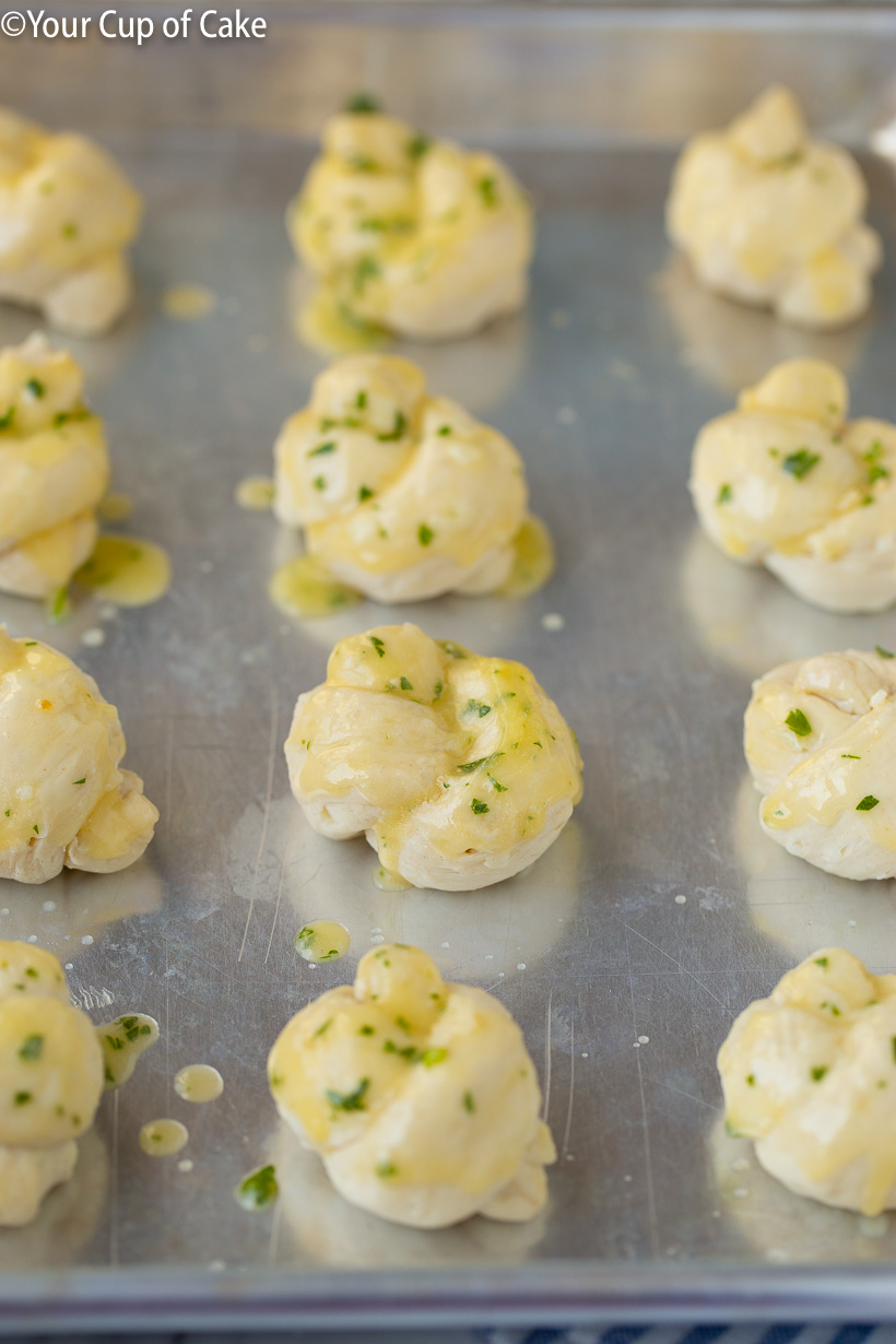 How to tie garlic knots