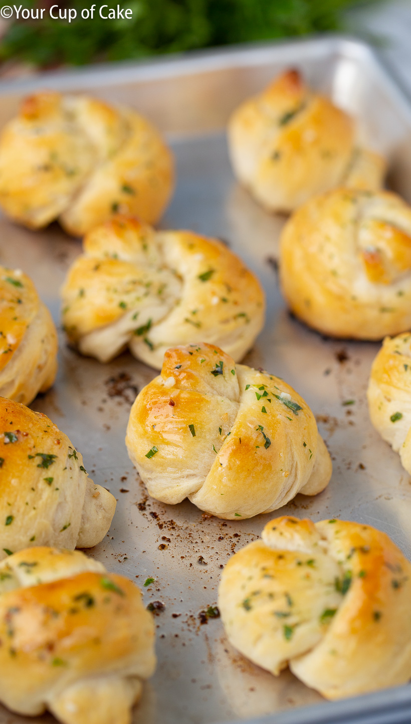 OBSESSED! Easy Restaurant Style Garlic Knots