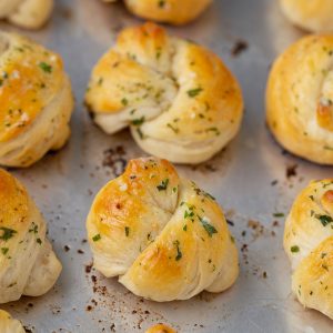 SO EASY to make! Restaurant Style Garlic Knots